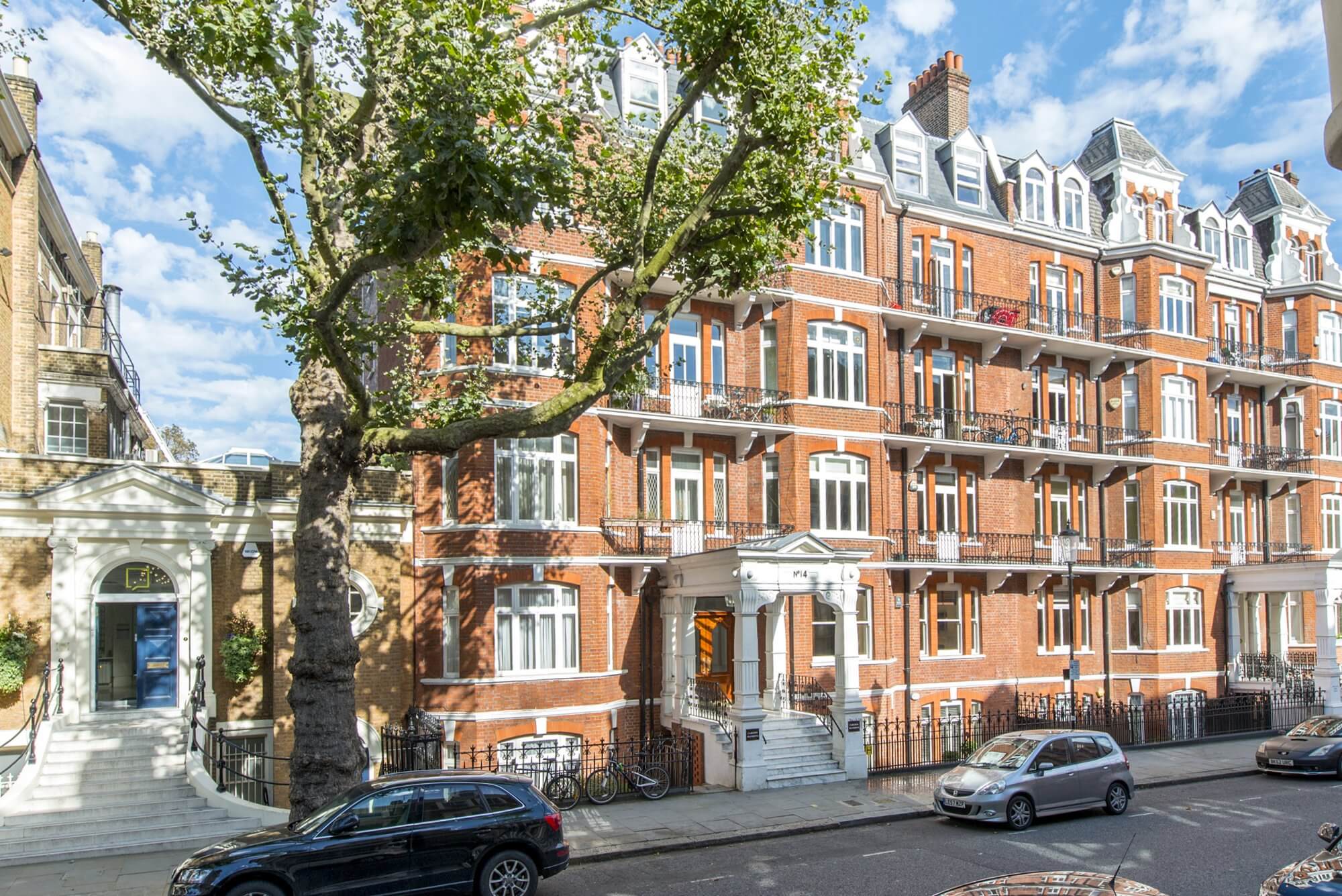 Flat Holland Park Gardens in Greater London
