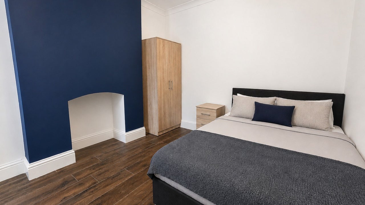 Room Clarendon Road in Luton