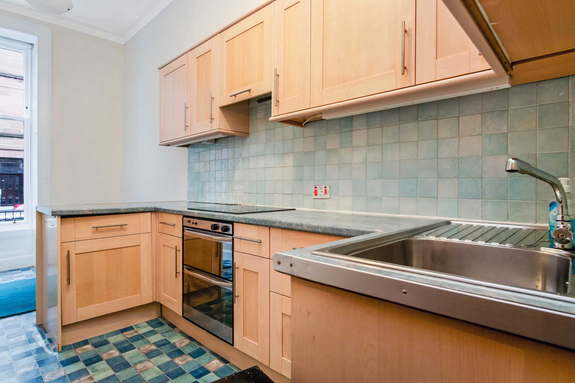 Flat Lyndhurst Gardens Lane in Glasgow