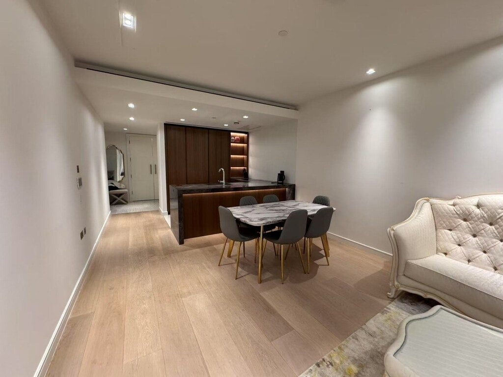 Flat Houghton Street in City of Westminster