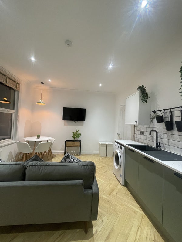 Room Endwell Road in Greater London