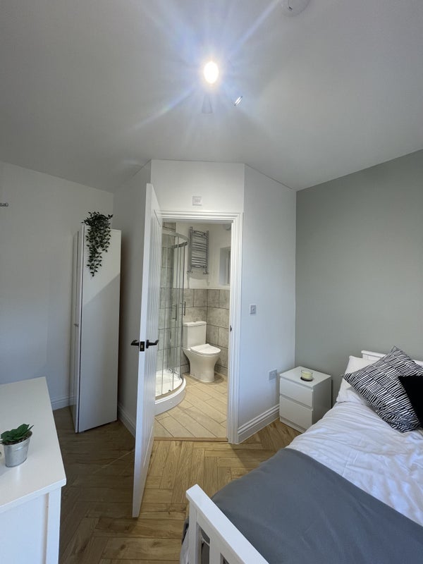 Room Endwell Road in Greater London