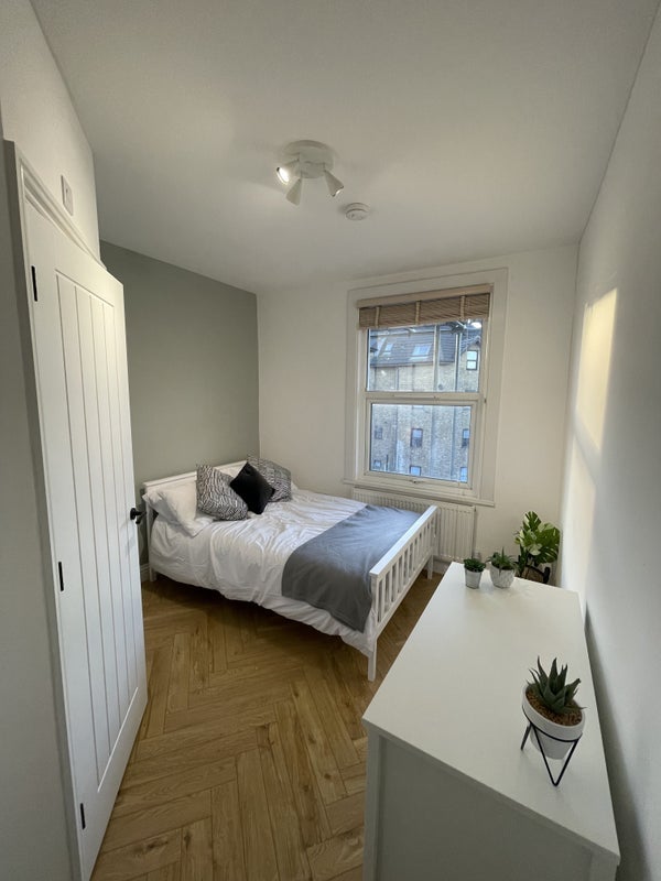 Room Endwell Road in Greater London
