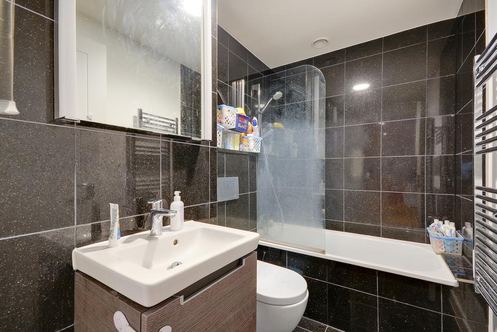 Flat Scarbrook Road in Greater London