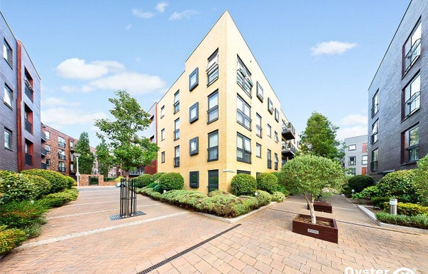 Flat Unwin Way in London