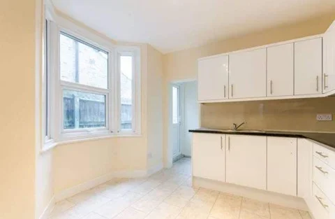 Room Windermere Avenue in Greater London