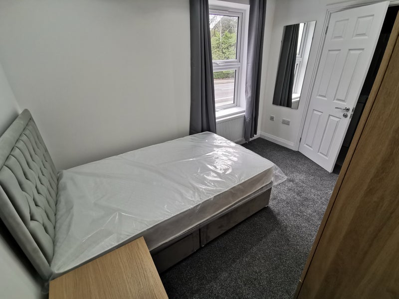 Room Longfleet Road in Poole