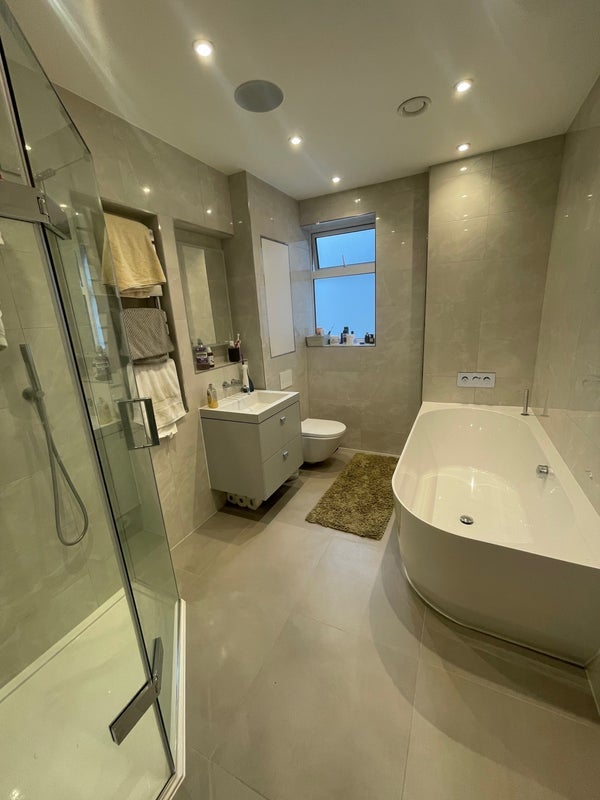 Room Dorset Road in Greater London