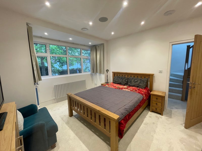 Room Dorset Road in Greater London