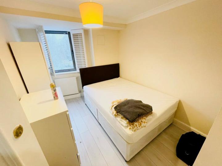 Flat Cumberland Mills Square in Greater London