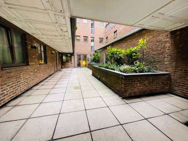 Flat Cumberland Mills Square in Greater London