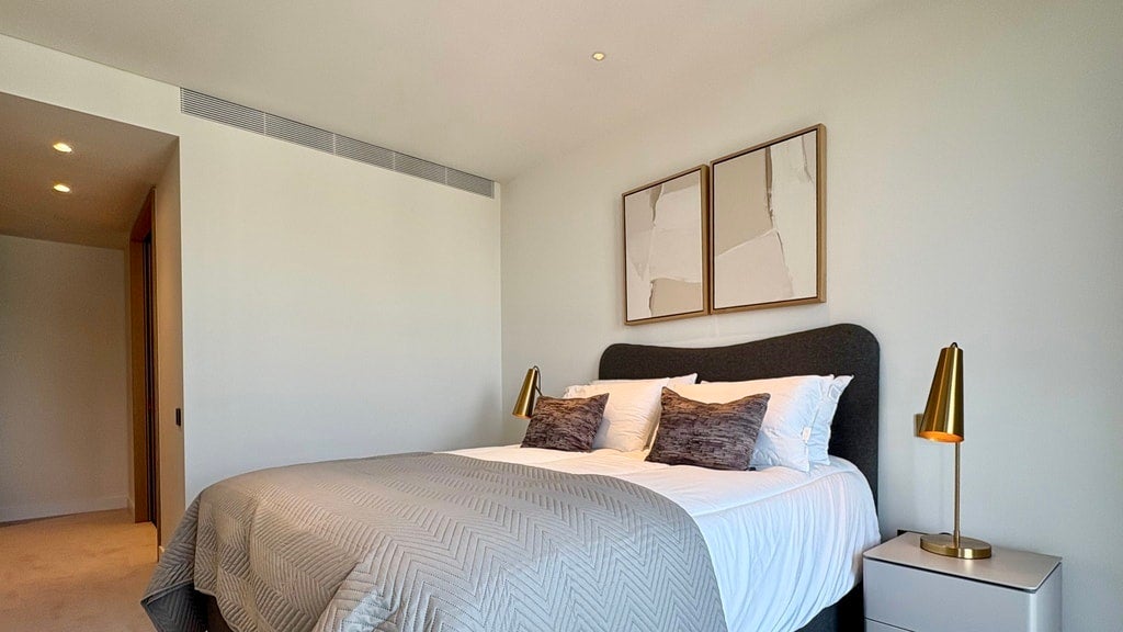Flat Nine Elms Lane in Greater London