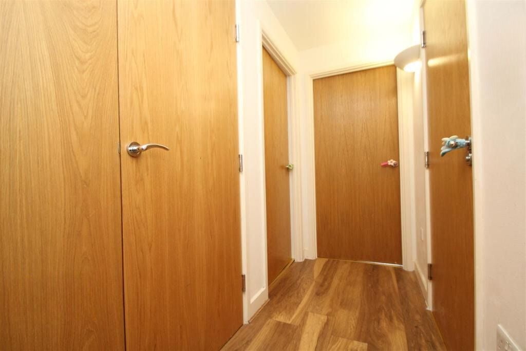 Flat Blackwall Way in Greater London