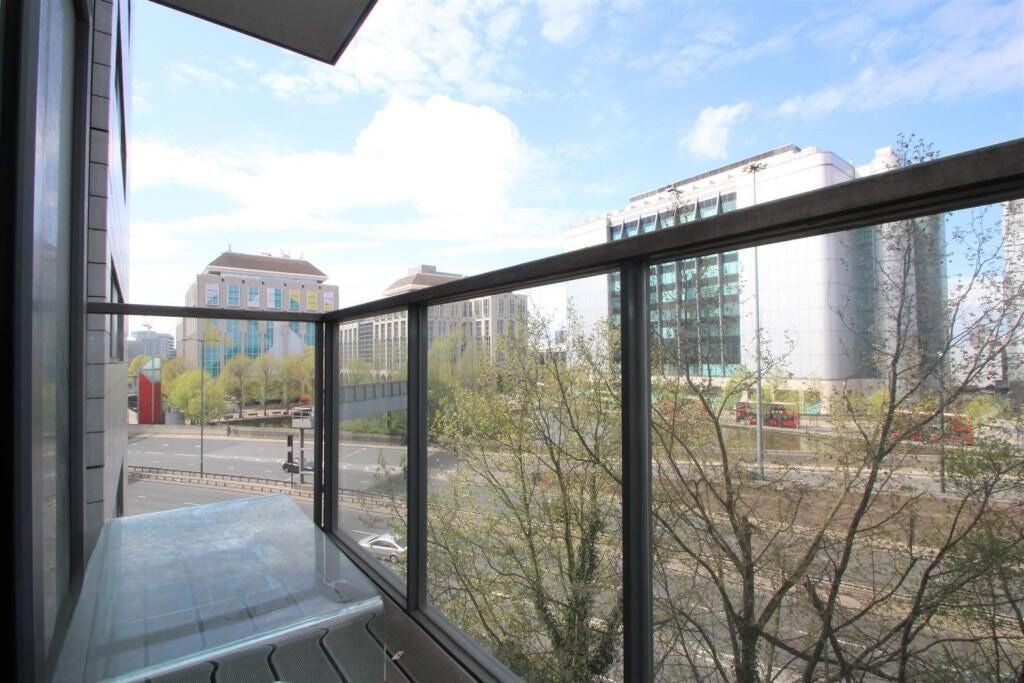 Flat Blackwall Way in Greater London