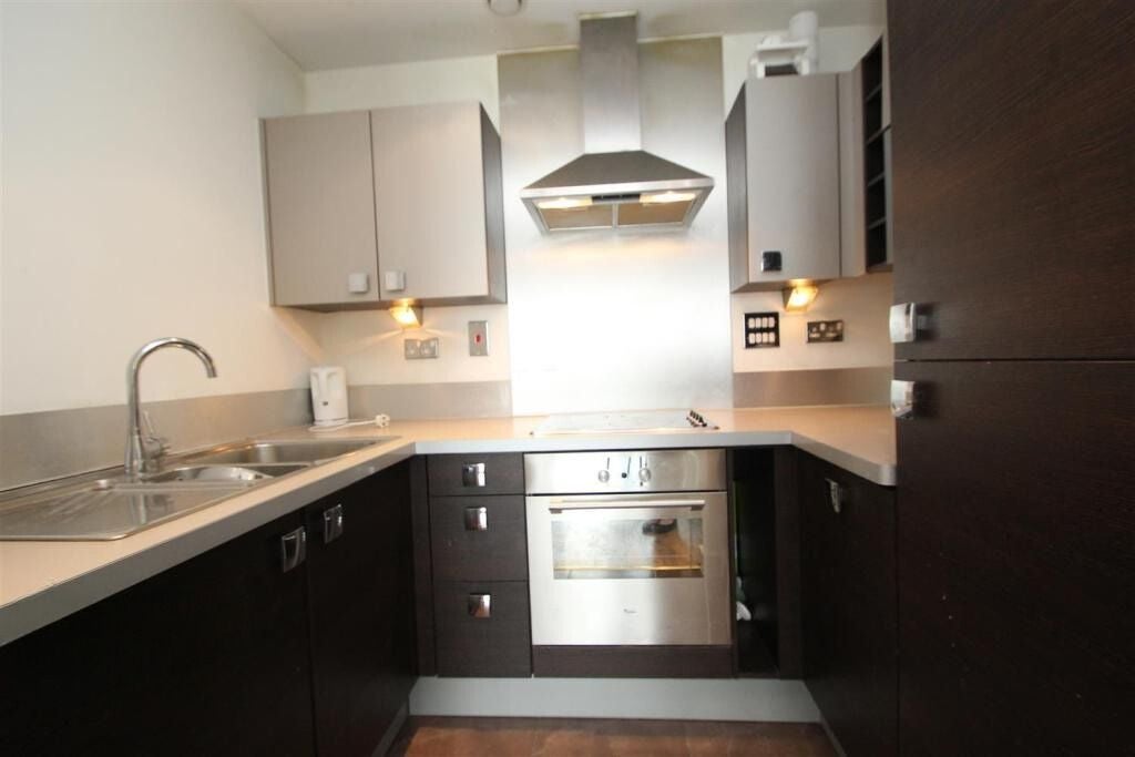 Flat Blackwall Way in Greater London