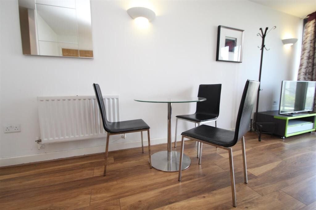 Flat Blackwall Way in Greater London