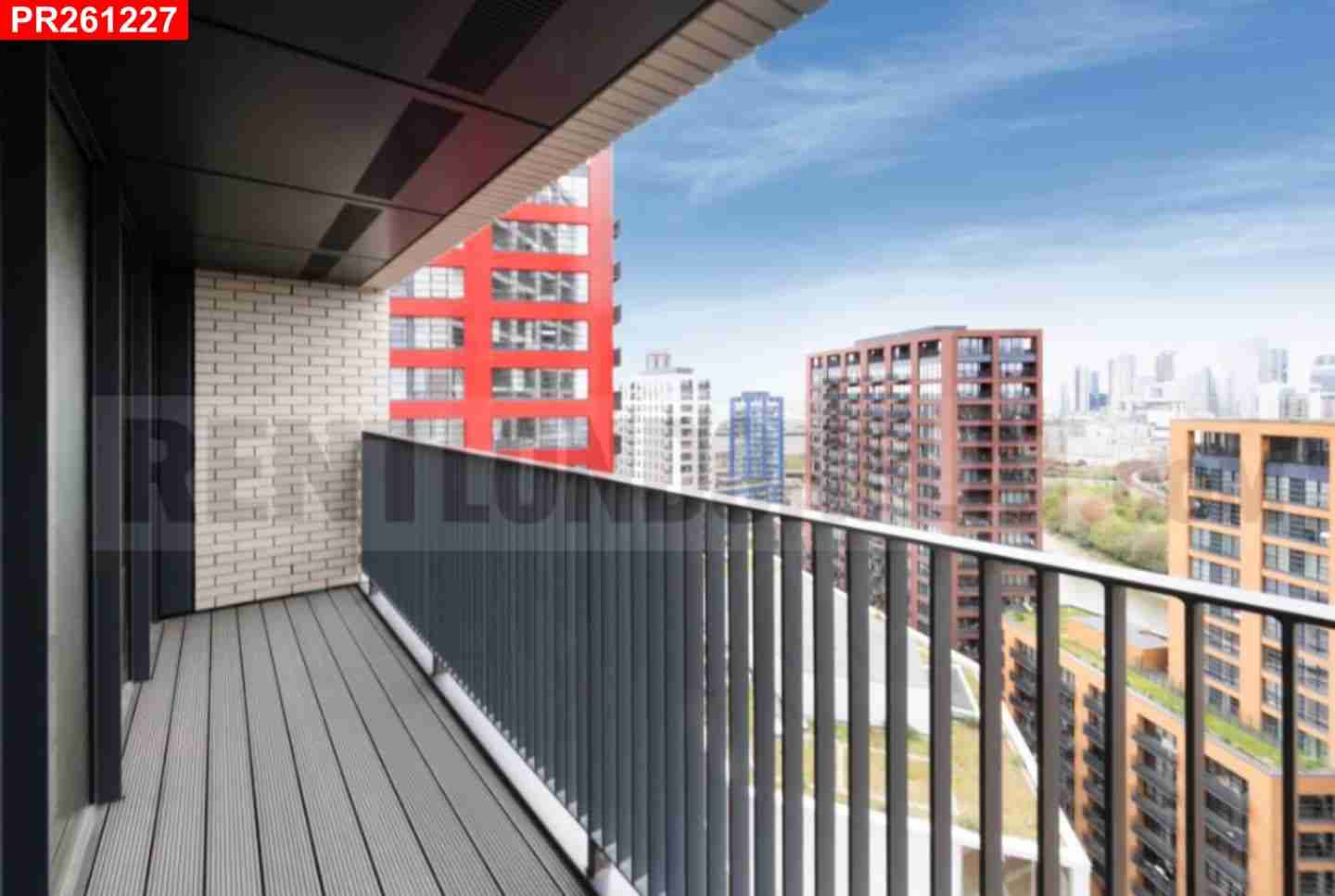 Flat City Island Way in Greater London