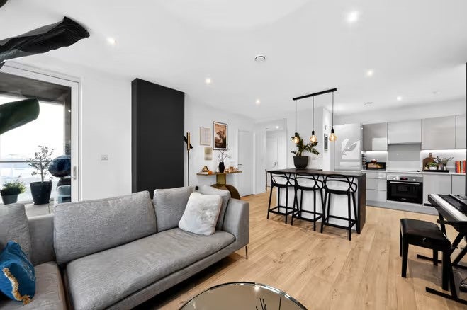 Flat Silvertown Way in Greater London