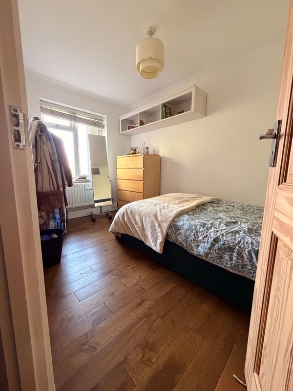 Room Castle Avenue in Greater London