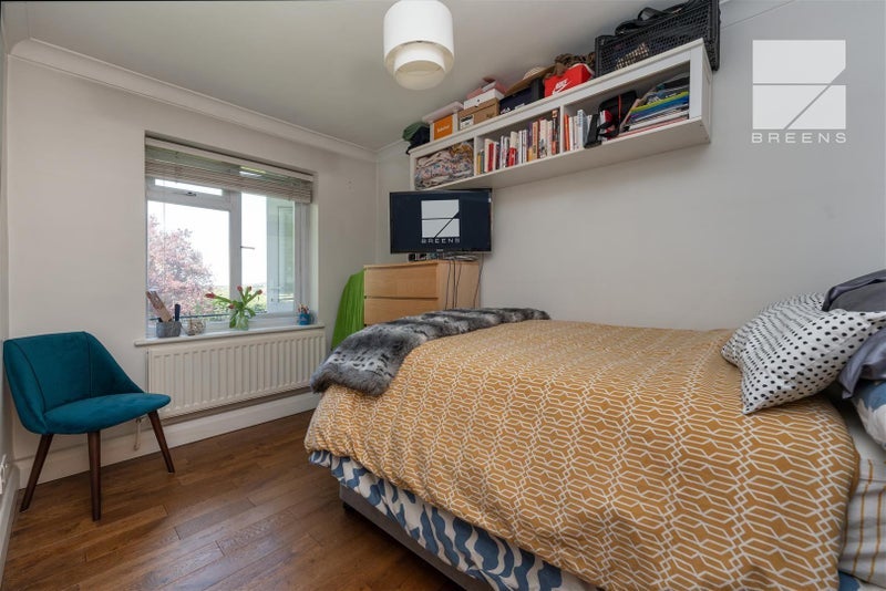 Room Castle Avenue in Greater London