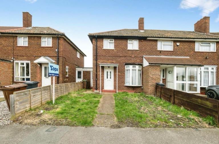 House Charlton Crescent in Greater London