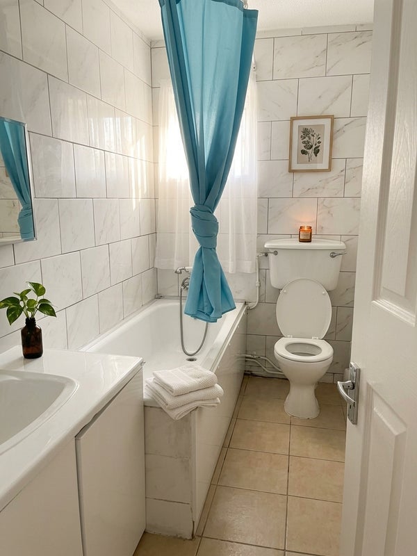 Room Broom Avenue in Greater London