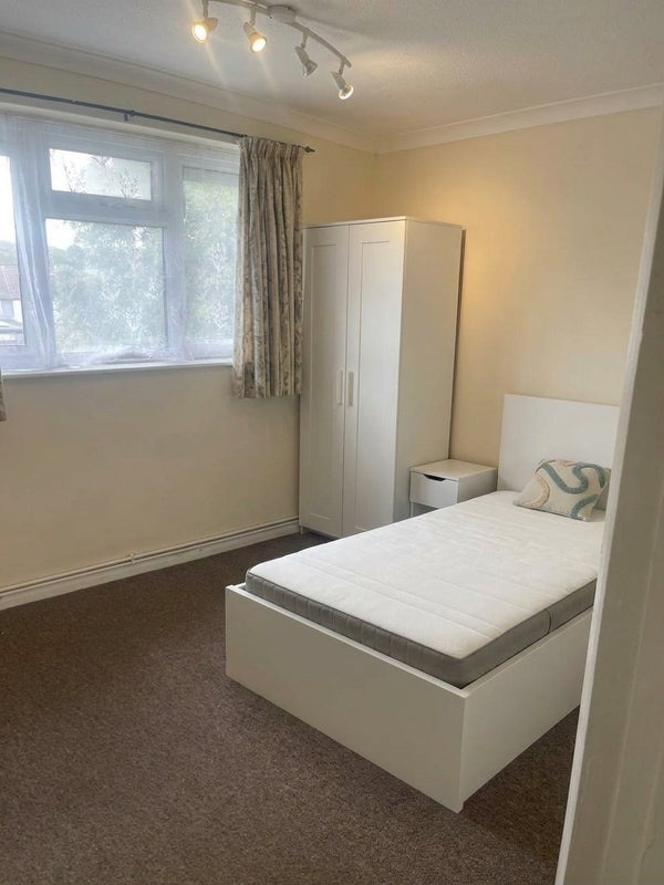 Room Broom Avenue in Greater London