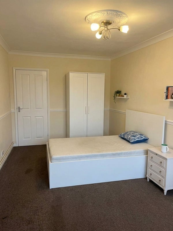Room Broom Avenue in Greater London