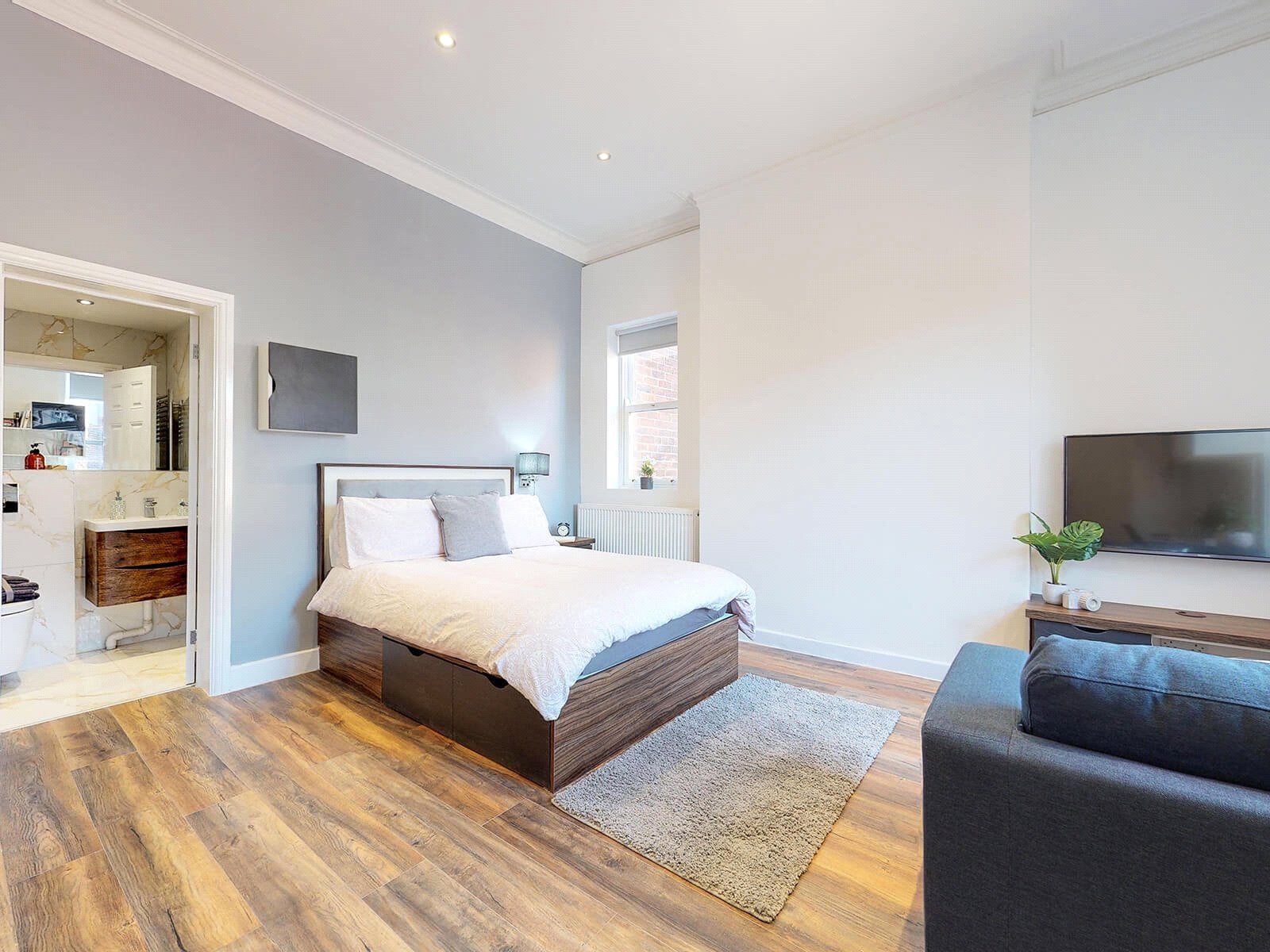 Flat Clarendon Road in Leeds