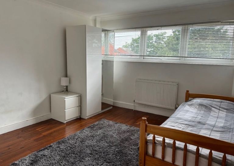 Flat Stow Crescent in Greater London
