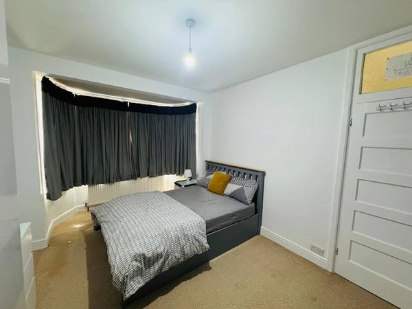Flat Primrose Avenue in London
