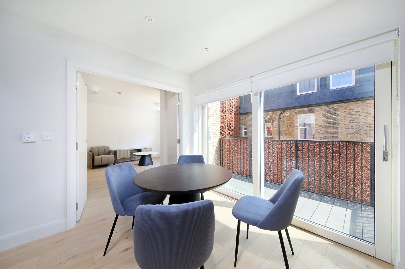 Flat Stonhouse Street in Greater London