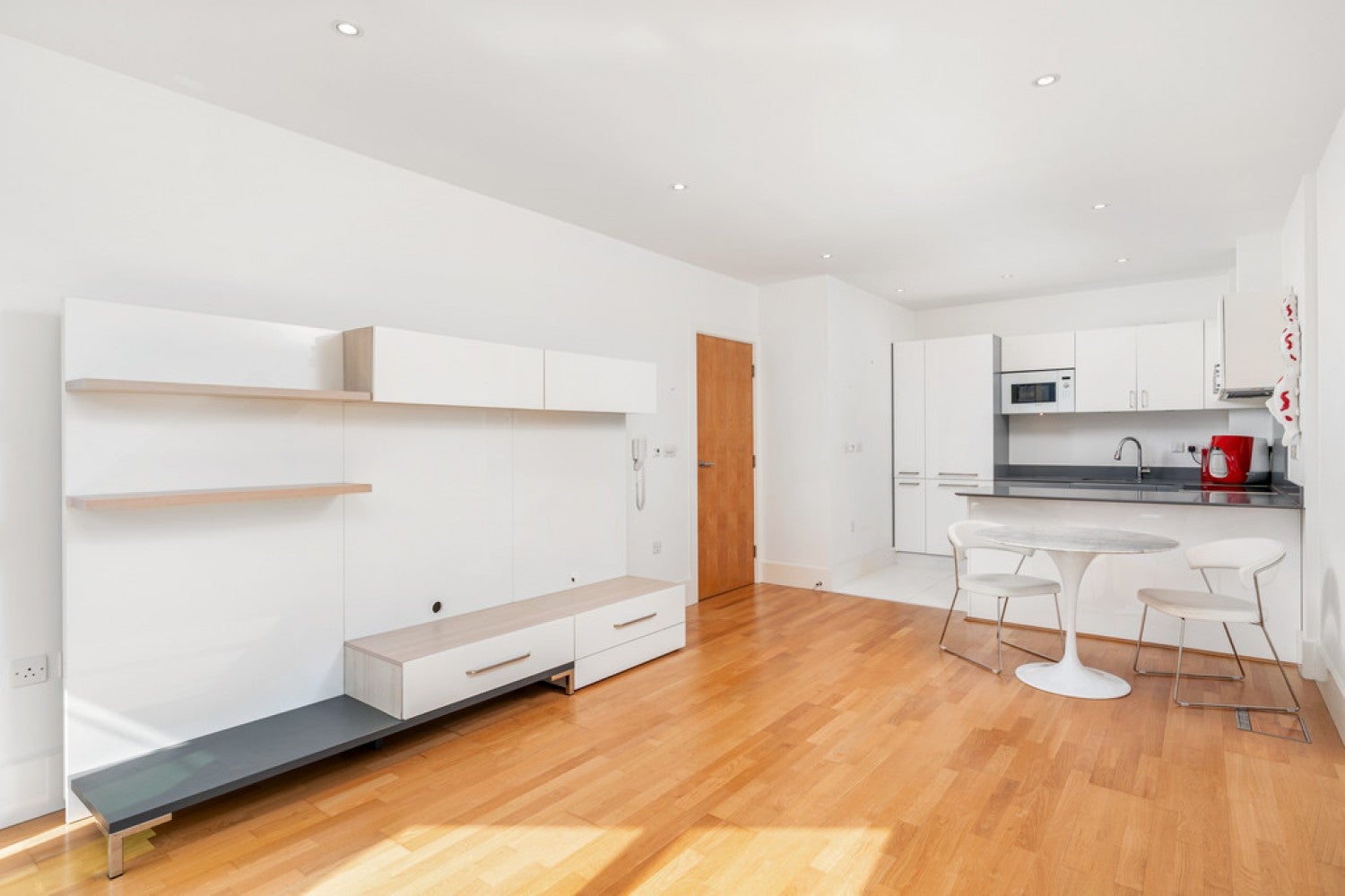 Flat Juniper Drive in Greater London