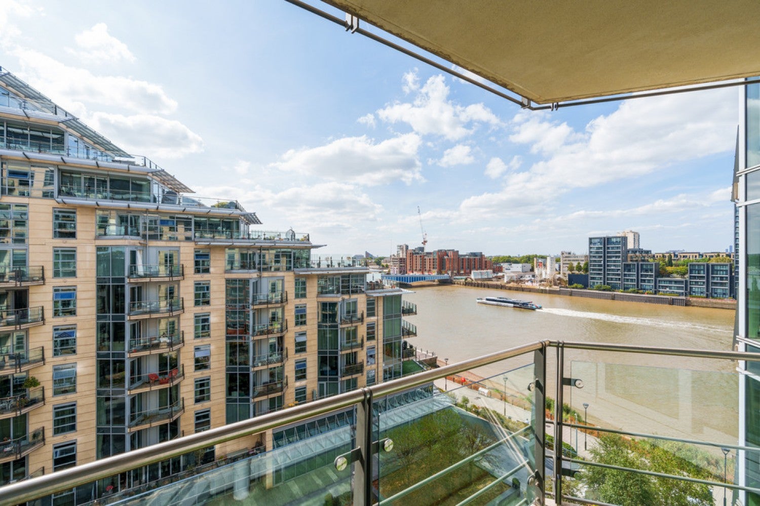 Flat Juniper Drive in Greater London