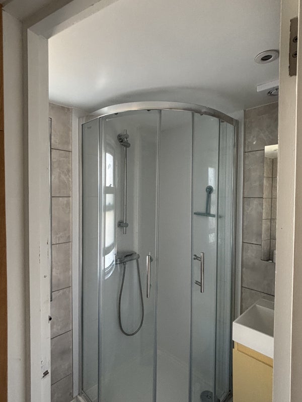 Room Appach Road in Greater London