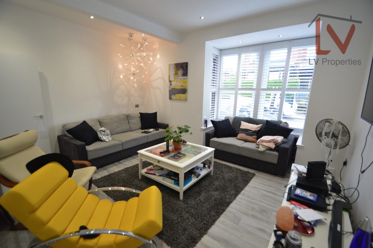 Flat Burchett Place in Leeds