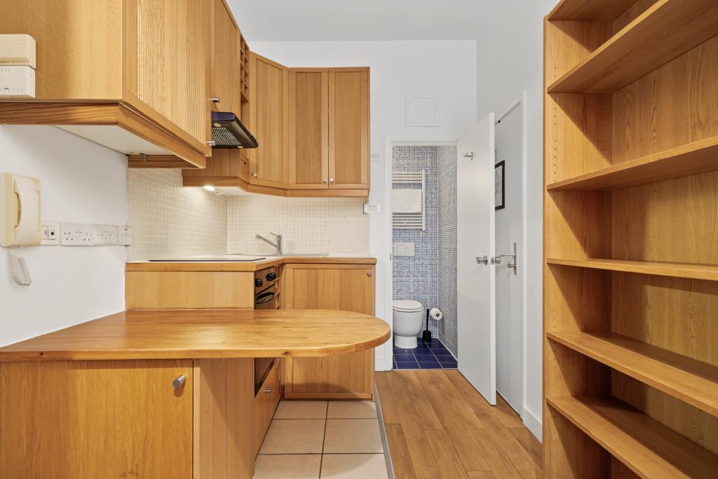 Flat Cartwright Gardens in Greater London