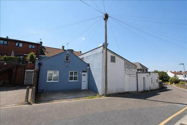 Flat Lower Chapel Road in Conham