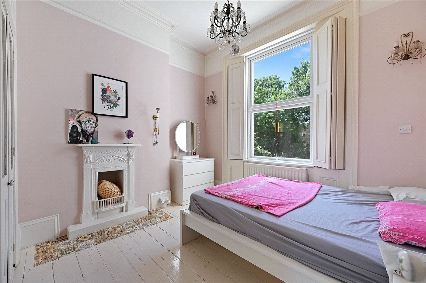 Flat Askew Road in Greater London