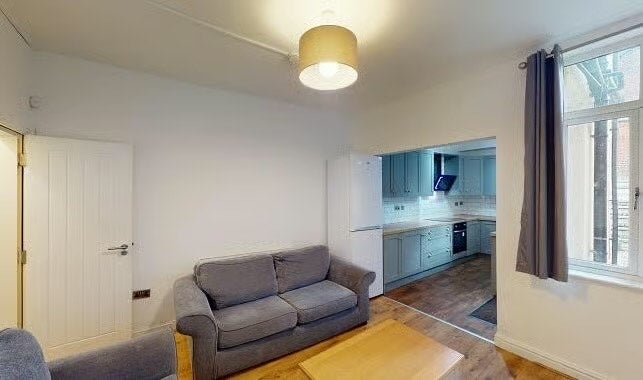 Room Sharrow Vale Road in Sheffield
