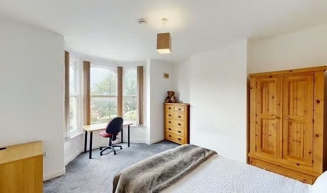Room Sharrow Vale Road in Sheffield