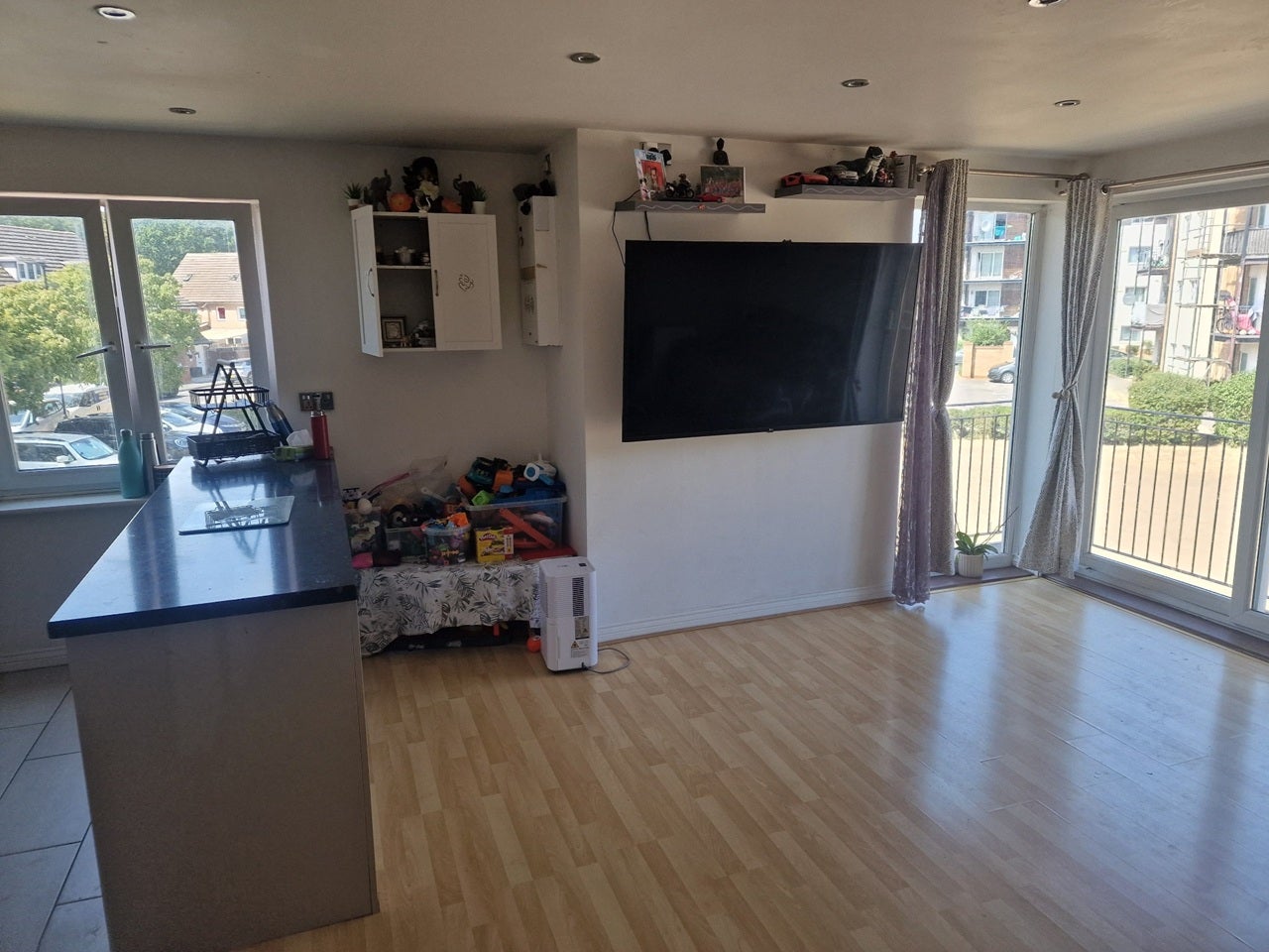 Flat Blackburn Way in Greater London