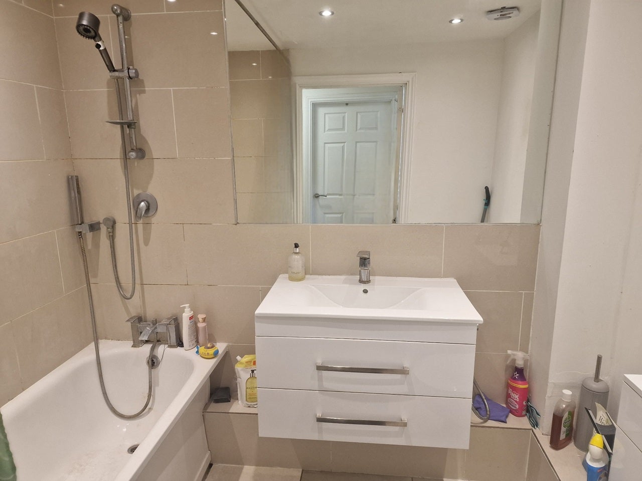 Flat Blackburn Way in Greater London