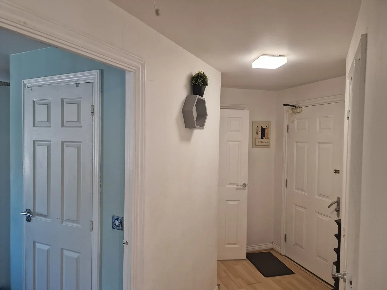 Flat Blackburn Way in Greater London