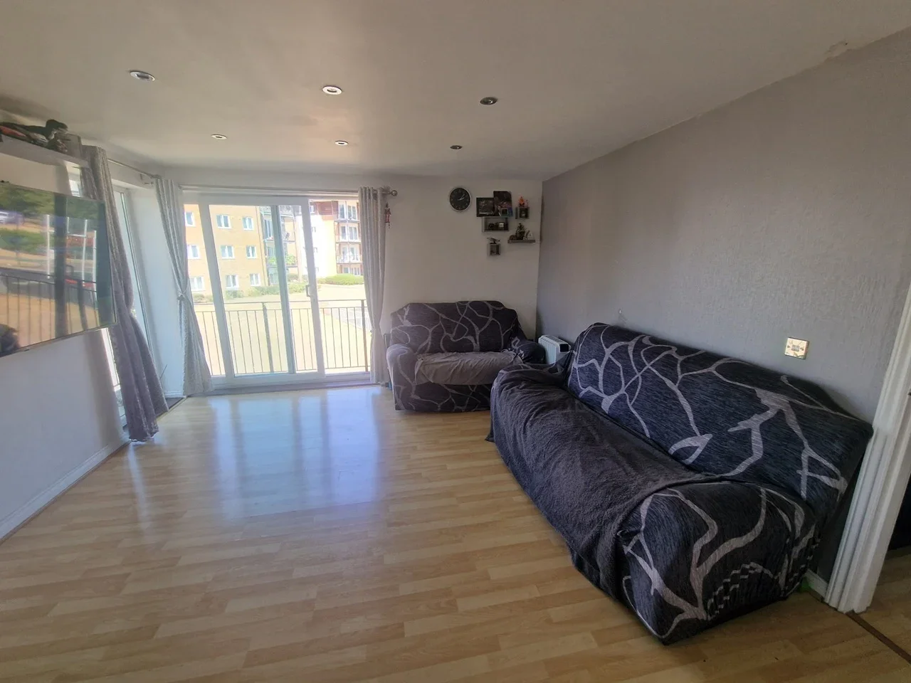 Flat Blackburn Way in Greater London
