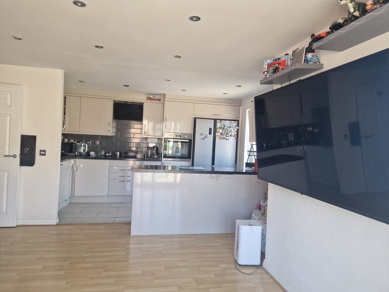 Flat Blackburn Way in Greater London