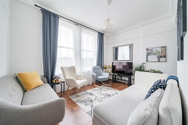 Flat Surbiton Hill Park in Greater London