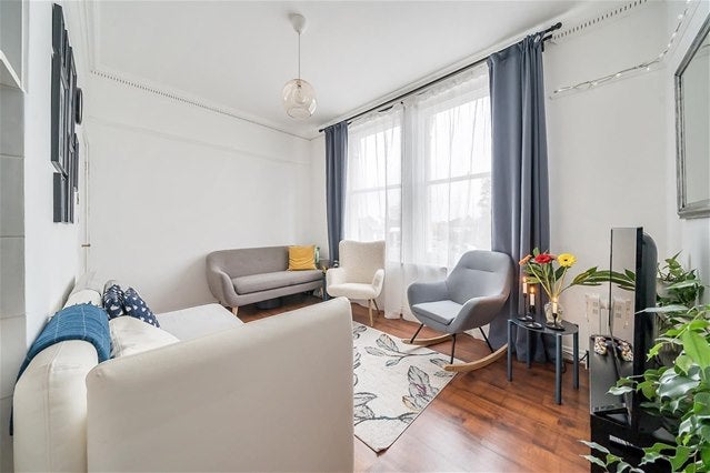 Flat Surbiton Hill Park in Greater London