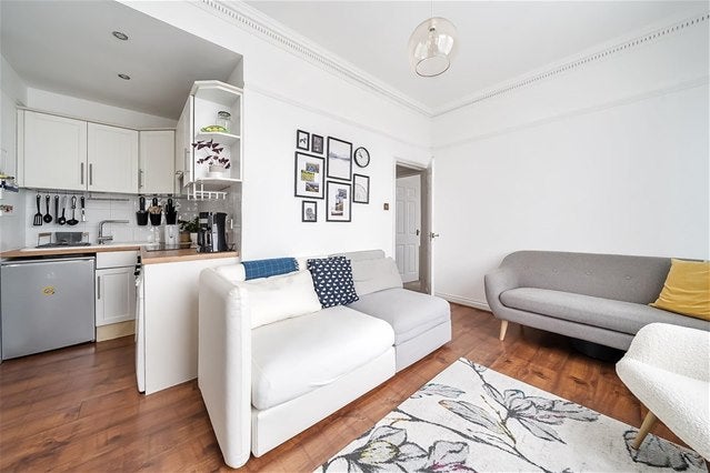 Flat Surbiton Hill Park in Greater London