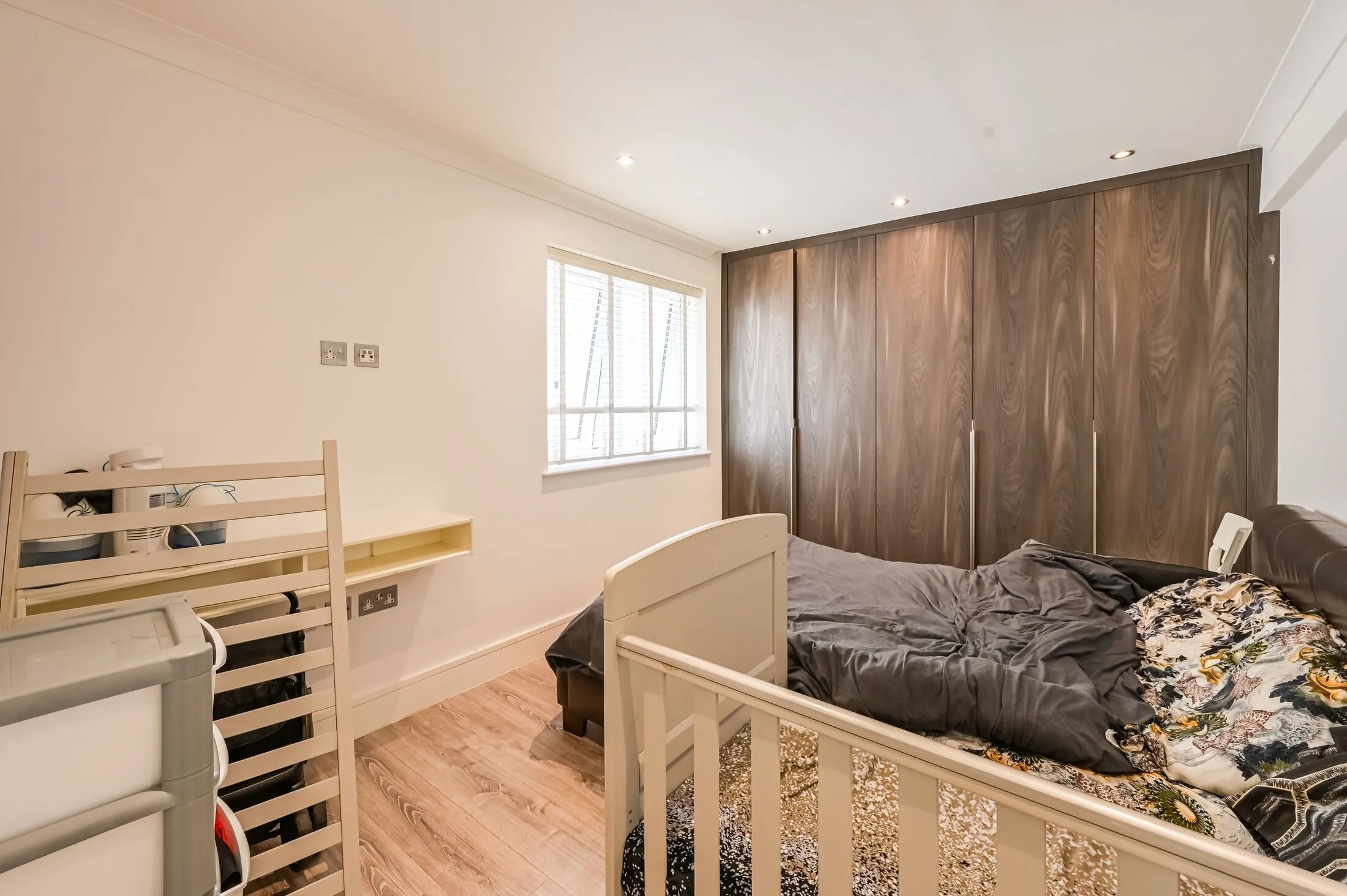 Flat Whymark Avenue in Greater London